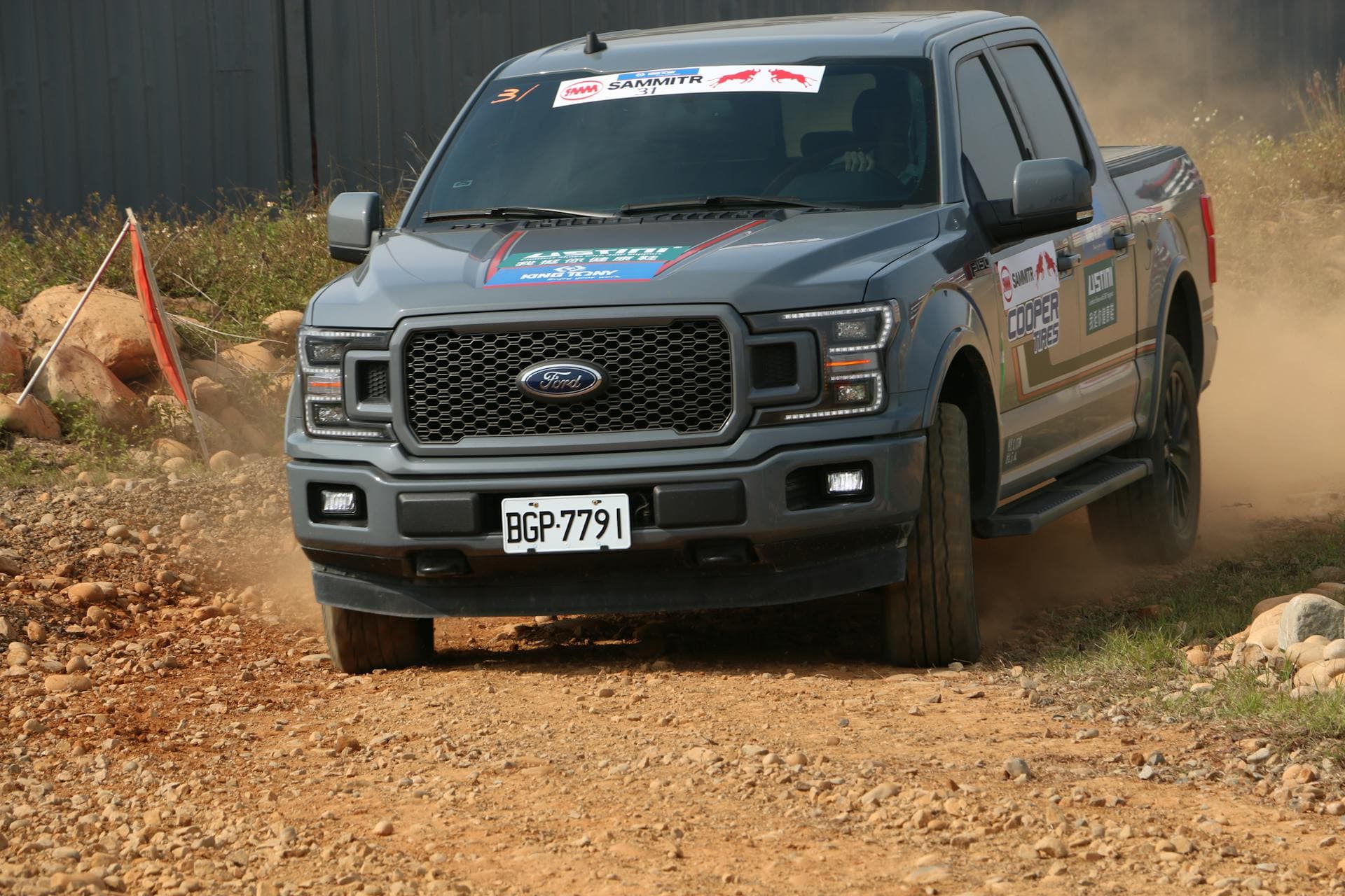 Hilux y Ranger con kits de conversión y accesorios premium